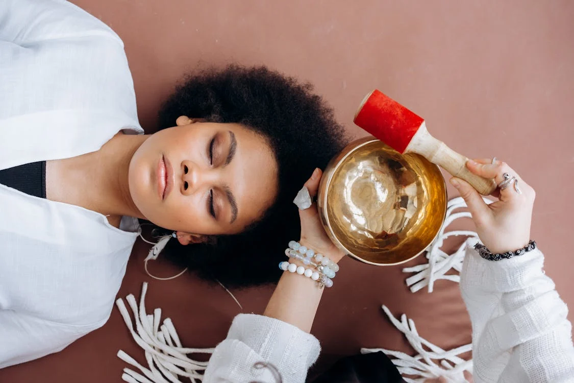 Relaxation with gong therapy session